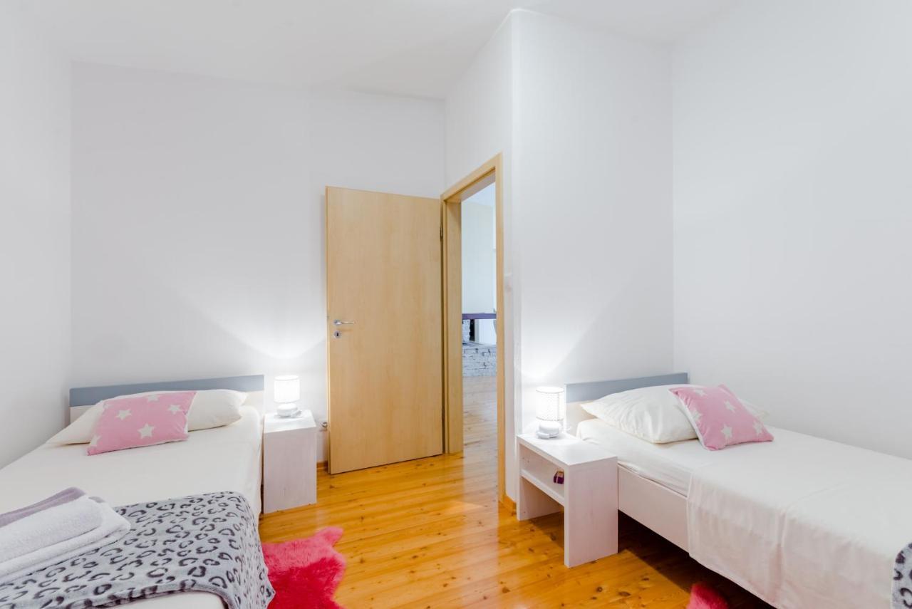 Apartments Flor De Lis Podstrana Exterior photo